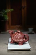 《金龜出海》宜興紫砂壺高級工藝美術(shù)師純手工底槽青創(chuàng)新壺茶壺紫砂茶具