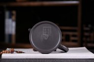 《魚(yú)樂(lè)》茶具茶壺宜興手工紫砂壺烏金泥