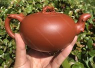 樹樁葡萄壺；朱泥380CC