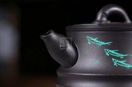 《魚(yú)樂(lè)》茶具茶壺宜興手工紫砂壺烏金泥