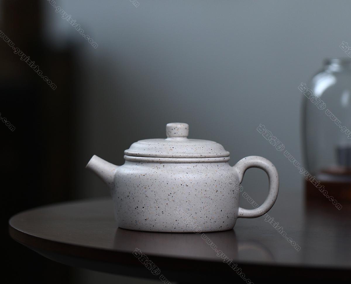 碧螺壺中香撲面，綠茶盞內味如春。<br>